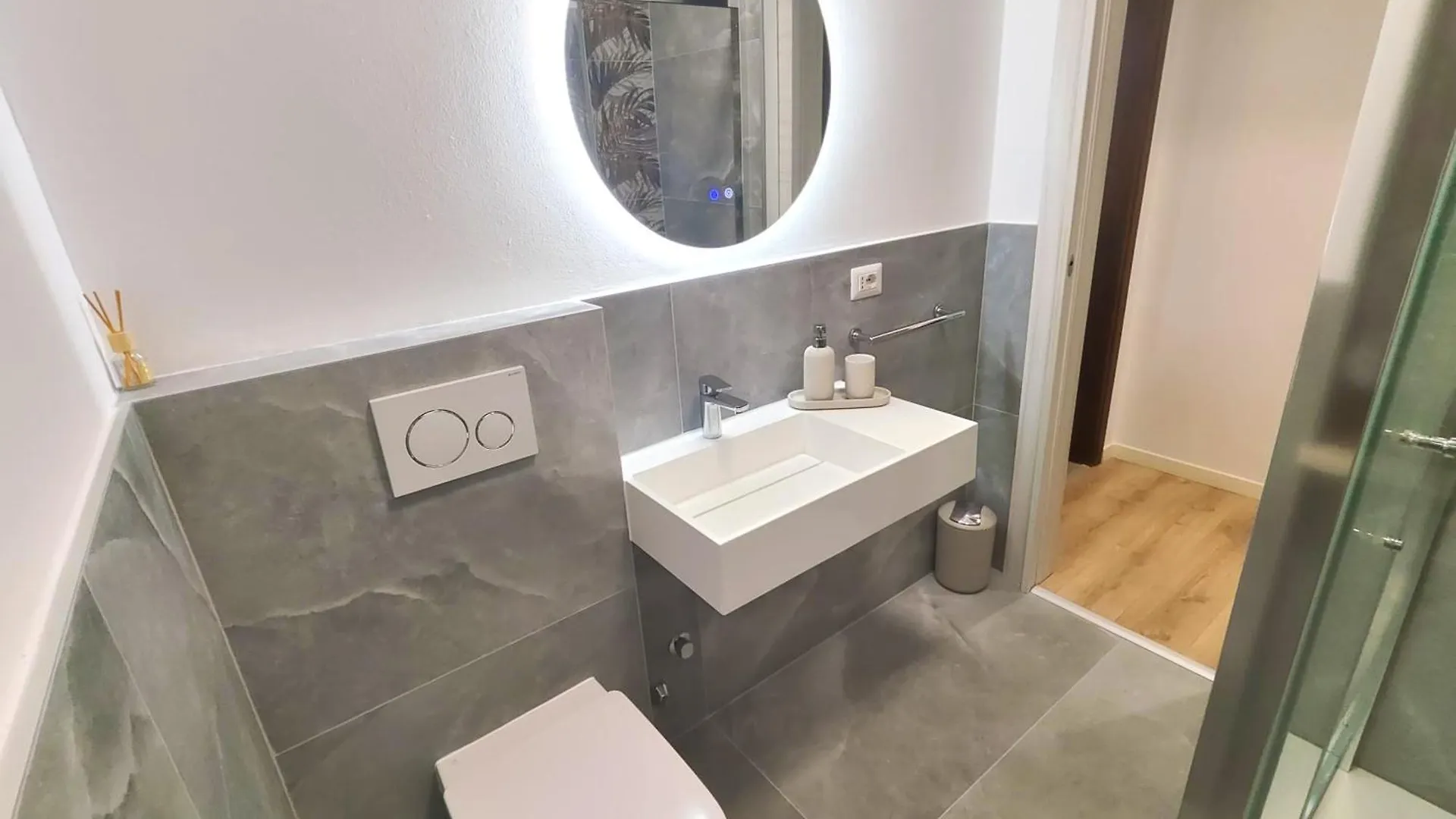 Anubi Apt-5 Min Dal Lago Di Garda-Giardino Privato Sirmione 0*,  Italy